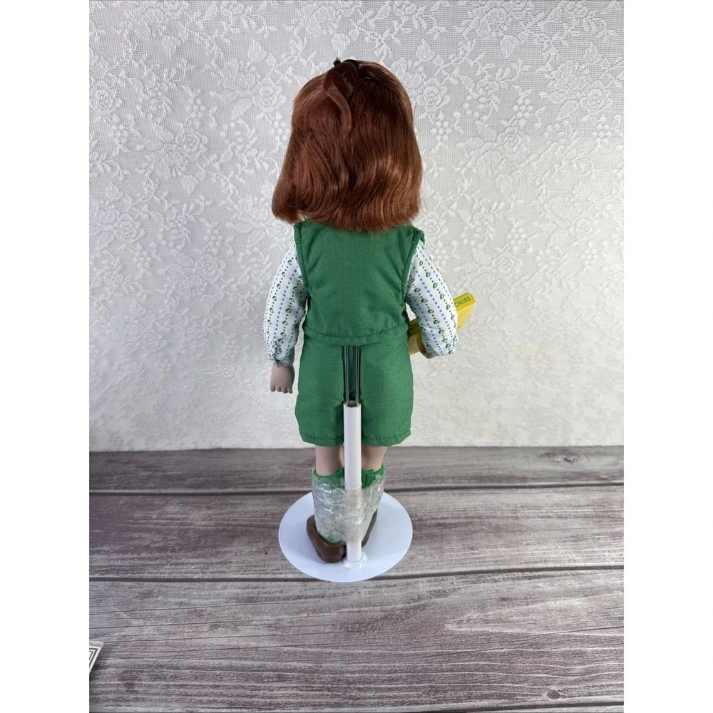 Avon‎ Girl Scout 1995 porcelain Doll 14